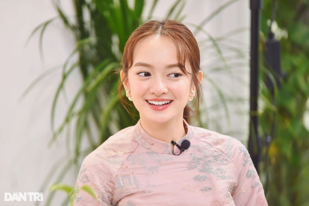 Nữ diễn viên cho biết tình yêu thương của cha mẹ là động lực giúp cô cố gắng từng ngày. "Tôi không muốn làm ba mẹ thất vọng, không muốn làm ba mẹ lo lắng mà muốn làm ba mẹ tự hào", cô nói.