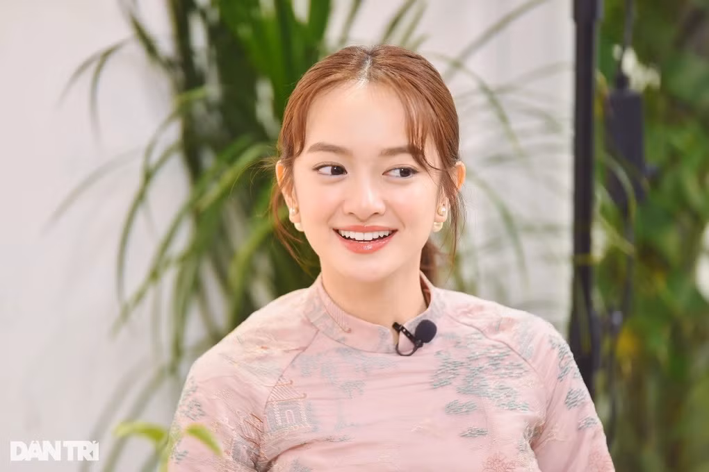 Nữ diễn viên cho biết tình yêu thương của cha mẹ là động lực giúp cô cố gắng từng ngày. "Tôi không muốn làm ba mẹ thất vọng, không muốn làm ba mẹ lo lắng mà muốn làm ba mẹ tự hào", cô nói.