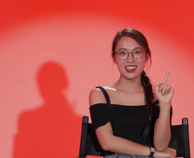 Hơn cả một trải nghiệm làm nghề, một trong những điều mà Thùy Tiên và Khánh Vy cảm thấy ý nghĩa trong hành trình của series này đó chính là câu chuyện truyền cảm hứng của anh An. Quán khổ qua cà ớt của gia đình anh An đã có mặt ở chợ Phùng Hưng gần 30 năm. Theo anh chia sẻ, từ năm 13 tuổi anh đã phụ mẹ đứng bán vì lời “dụ dỗ” của mẹ rằng sẽ mua cho mình chiếc xe đạp nhân dịp Trung Thu.