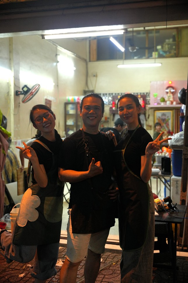 Vừa đảm nhận bưng bê phục vụ, nhận gọi món, đứng bếp chuẩn bị đồ ăn, dọn dẹp, Thùy Tiên và Khánh Vy còn tranh thủ học thêm cả tiếng Quảng Đông từ anh An để giao tiếp với khách. Cả hai rất cố gắng chăm chỉ làm việc hết năng suất, luôn giữ nụ cười trên môi, tương tác tấu hài tạo không khí đầy tiếng cười.