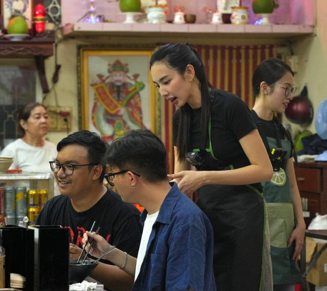 Quán mà cả hai 'làm việc' nằm trong khu người Hoa, mọi người giao tiếp phần nhiều bằng tiếng Quảng Đông. Đó là lý do khi Thùy Tiên và Khánh Vy vừa đặt chân tới quán thôi đã có muôn vàn hoang mang. Khánh Vy hài hước cho biết: “Với tất cả sự tự tin về kiến thức em học tiếng Trung trong 3 năm, tiếp xúc với tiếng Trung 10 năm thì mình hiểu được 0% những gì anh An và mọi người nói với nhau”.