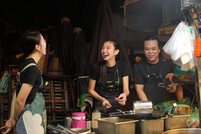 Ở một góc chợ Phùng Hưng (Q. 5) về đêm nhộn nhịp, quán của anh An sáng đèn thu hút, tấp nập khách ra vô. Đây cũng sẽ nơi để Thùy Tiên và Khánh Vy “khởi nghiệp”. Trong phỏng vấn mở màn, Khánh Vy còn hài hước tiết lộ mức cát sê “khủng” khi nhận lời xuất hiện ở show này.