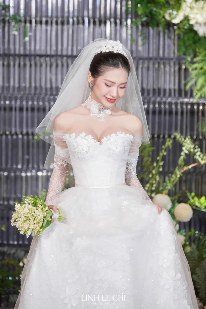Khó có thể phủ nhận, Doãn Hải My được xem là một trong những cô dâu hot nhất trong năm 2023. Đám cưới của vợ chồng nam cầu thủ quê Thái Bình được chuẩn bị chu đáo, kỹ lưỡng, đặc biệt visual của cô dâu Hải My luôn chiếm trọn spotlight với những bộ váy cưới đắt đỏ nhất. (Ảnh: FBNV)