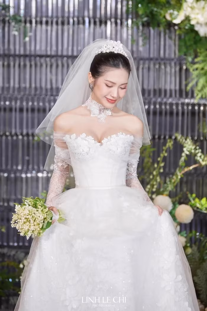 Khó có thể phủ nhận, Doãn Hải My được xem là một trong những cô dâu hot nhất trong năm 2023. Đám cưới của vợ chồng nam cầu thủ quê Thái Bình được chuẩn bị chu đáo, kỹ lưỡng, đặc biệt visual của cô dâu Hải My luôn chiếm trọn spotlight với những bộ váy cưới đắt đỏ nhất. (Ảnh: FBNV)