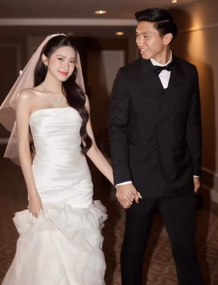 Đoàn Văn Hậu khiến nhiều khán giả phải ganh tị khi sở hữu cuộc sống và chuyện tình yêu viên mãn bên bạn gái có gia thế tốt, ngoại hình xinh đẹp. (Ảnh: FBNV)