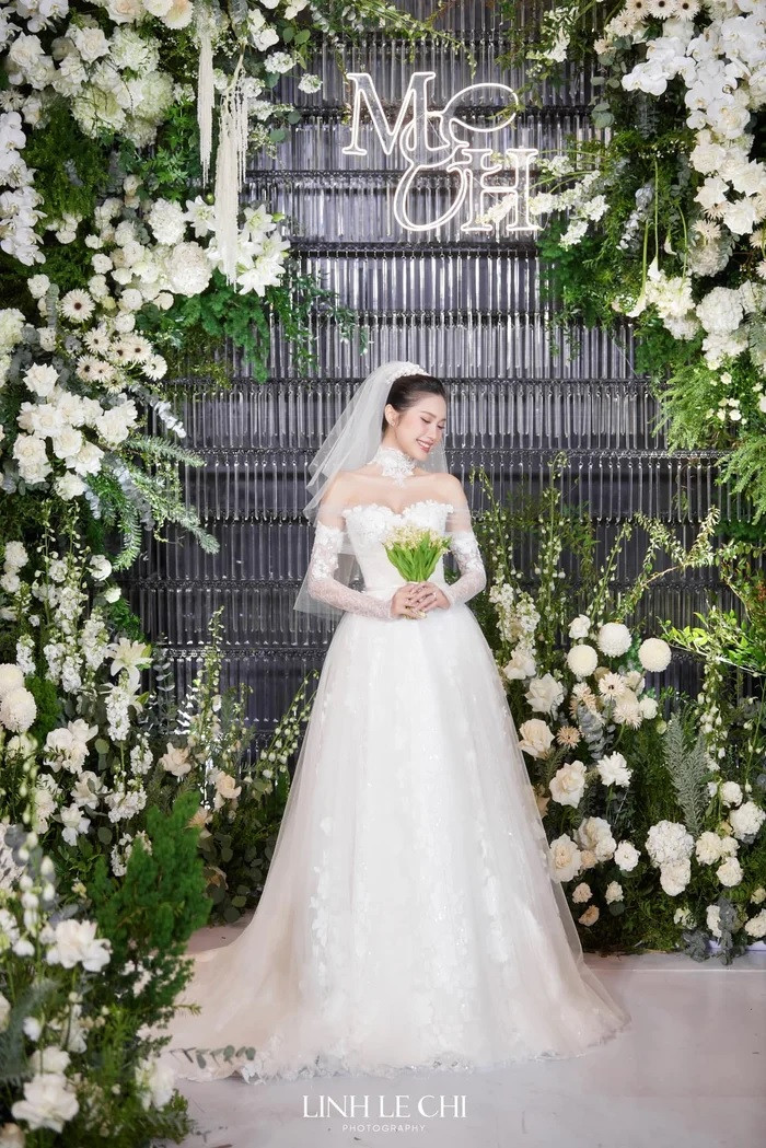 Trong đám cưới vào tháng 11/2023, cô dâu Doãn Hải My sử dụng đến 4 chiếc váy cưới với nhiều phom dáng khác nhau. Toàn bộ trang phục đều được chọn lựa theo phong cách thanh lịch vốn có của người đẹp Hà Thành. (Ảnh: FBNV)
