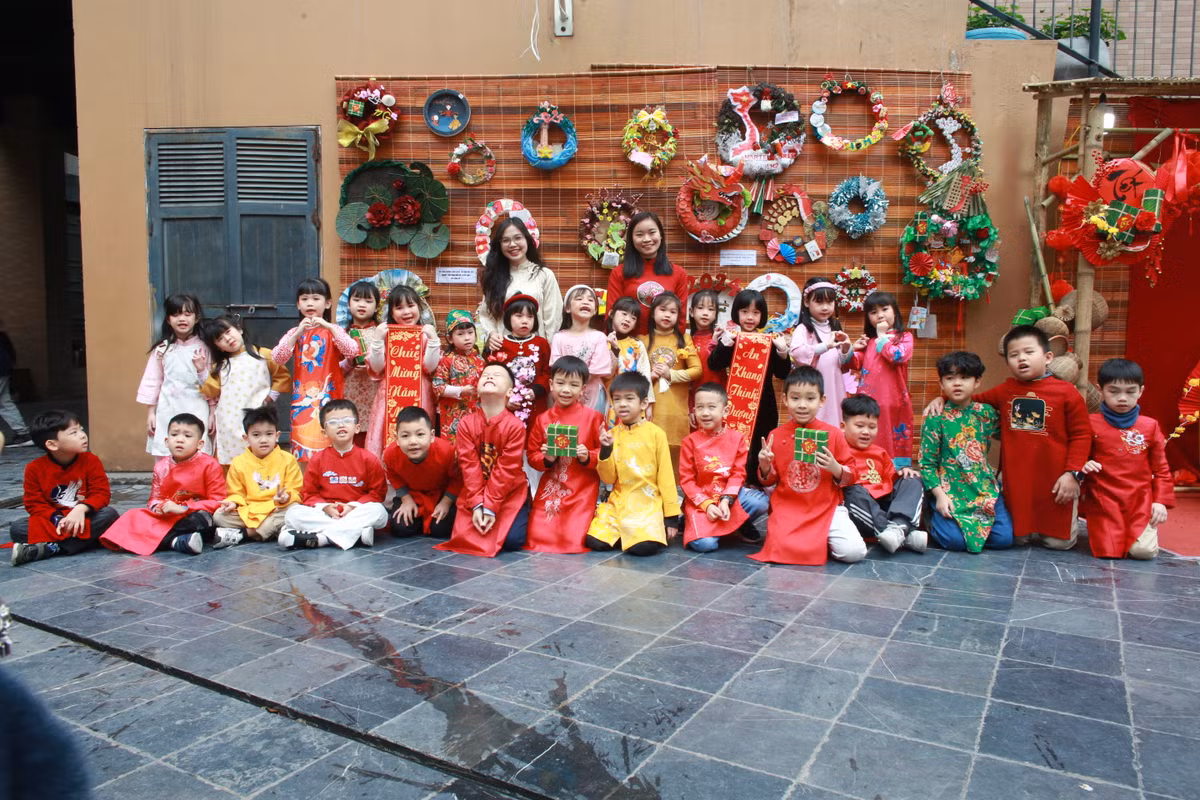 Hoc sinh truong Marie Curie Ha Noi han hoan ngay hoi Banh chung-Hinh-5