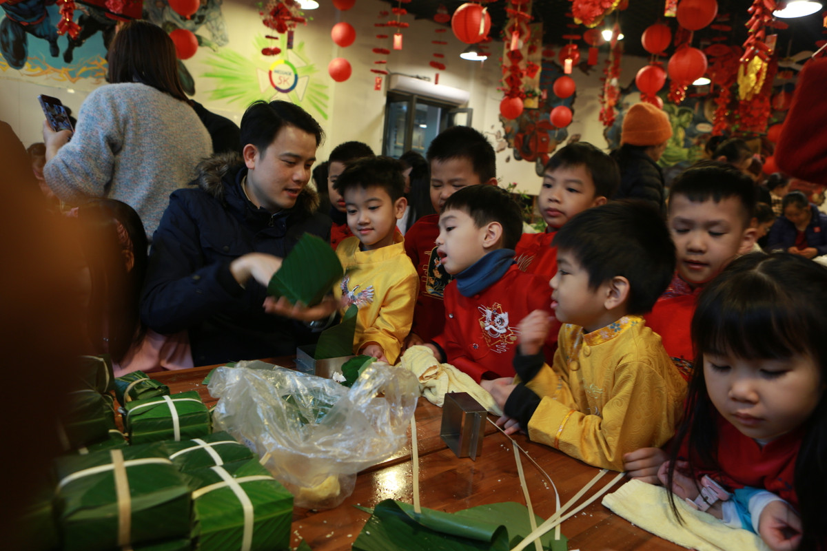 Hoc sinh truong Marie Curie Ha Noi han hoan ngay hoi Banh chung