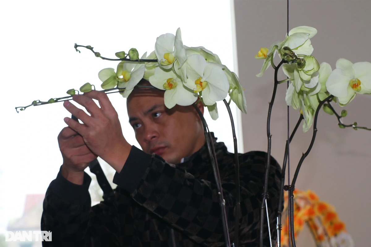"Thợ cắm hoa lan đòi hỏi cao về tư duy nghệ thuật, sự tỉ mỉ, nhẫn nại và tính sáng tạo cao. Thường mỗi năm sẽ có một phong cách cắm hoa riêng, thay đổi theo thị hiếu của khách hàng, đòi hỏi người thợ phải luôn học hỏi và không ngừng đổi mới", anh Hải chia sẻ.