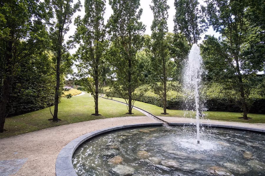 Theo đó, du khách không được phép chạm, ngửi, nếm hoặc thậm chí đứng quá gần những loại cây này.