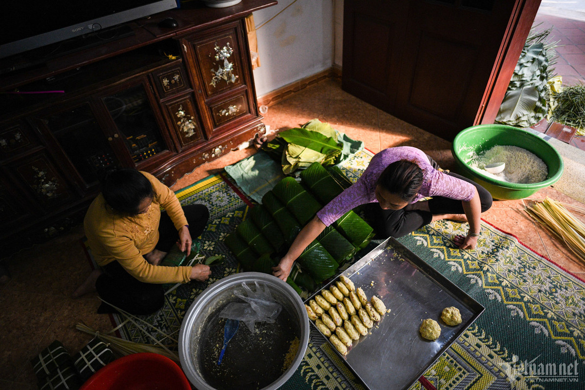 30 nam goi banh chung Tet nuoi ca gia dinh