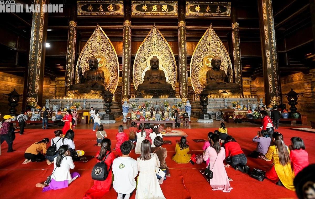 Du khách, phật tử chiêm bái, lễ Phật trong chùa.