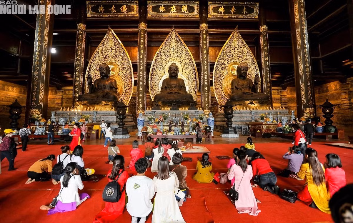 Du khách, phật tử chiêm bái, lễ Phật trong chùa.