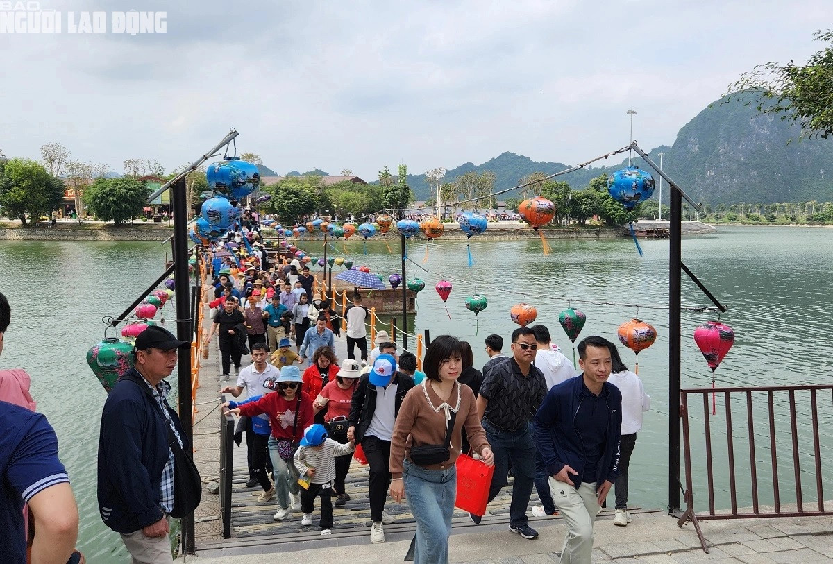 Chùa Tam Chúc được cho là ngôi chùa lớn nhất Việt Nam, giữ nhiều kỷ lục thế giới và là điểm du lịch tâm linh thu hút du khách, phật tử trên cả nước. Trong những ngày Tết Giáp Thìn 2024, chùa Tam Chúc đón gần 10 vạn lượt khách.