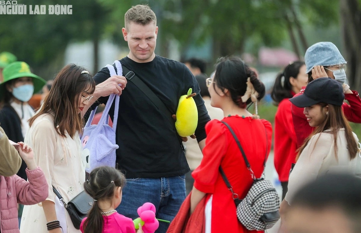 Một nam du khách người Nam Phi tham quan chùa Tam Chúc chiều 17/2.