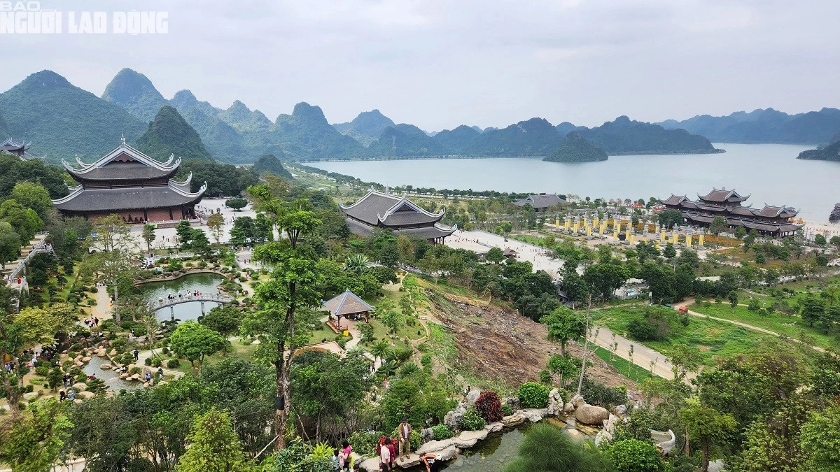 Đứng trên tháp chuông nhìn ra hồ Tam Chúc.