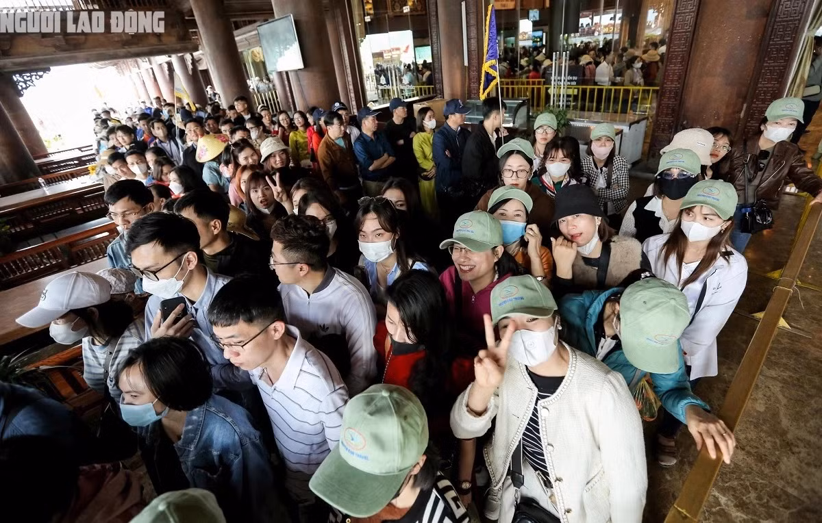 Theo ghi nhận của Báo Người Lao Động trong ngày 17/2, lượng khách du lịch đổ về đây vẫn rất đông, nhưng chỉ tập trung vào thời điểm buổi sáng, từ 9h tới 11h. Còn từ thời điểm qua 12h trong ngày, lượng khách không đông đúc, du khách du xuân mua vé, lên thuyền bình thường, thong dong.