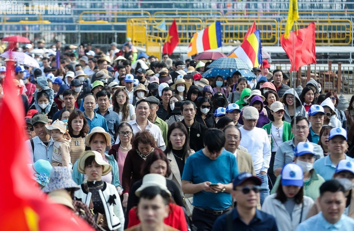 Ngày 17/2 (tức mùng 8 Tết), hàng vạn du khách từ khắp nơi đổ về khu du lịch chùa Tam Chúc (huyện Kim Bảng, tỉnh Hà Nam) để du xuân, chiêm bái, tham quan những ngày đầu năm mới Giáp Thìn 2024.