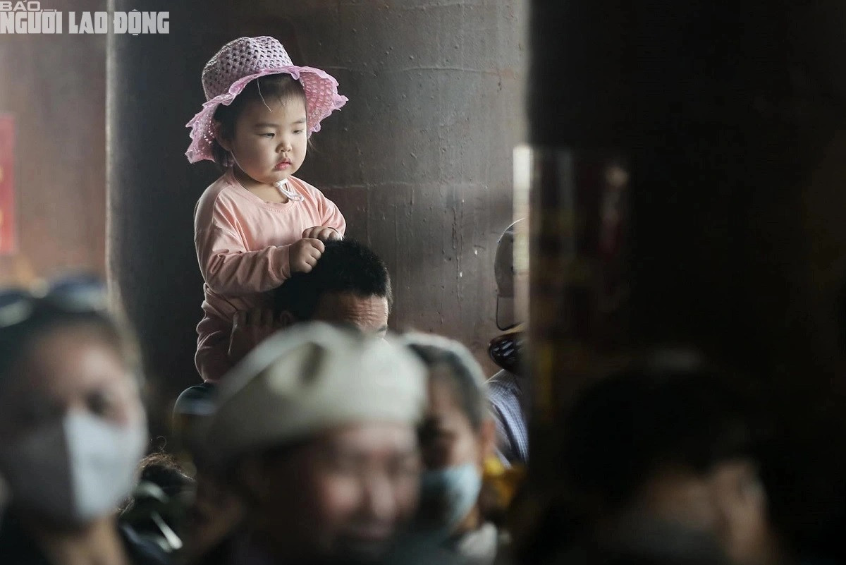 Bước qua 12h trưa, lượng du khách đổ về chùa Tam Chúc không ồ ạt, việc mua vé, xuống thuyền diễn ra khá dễ dàng.