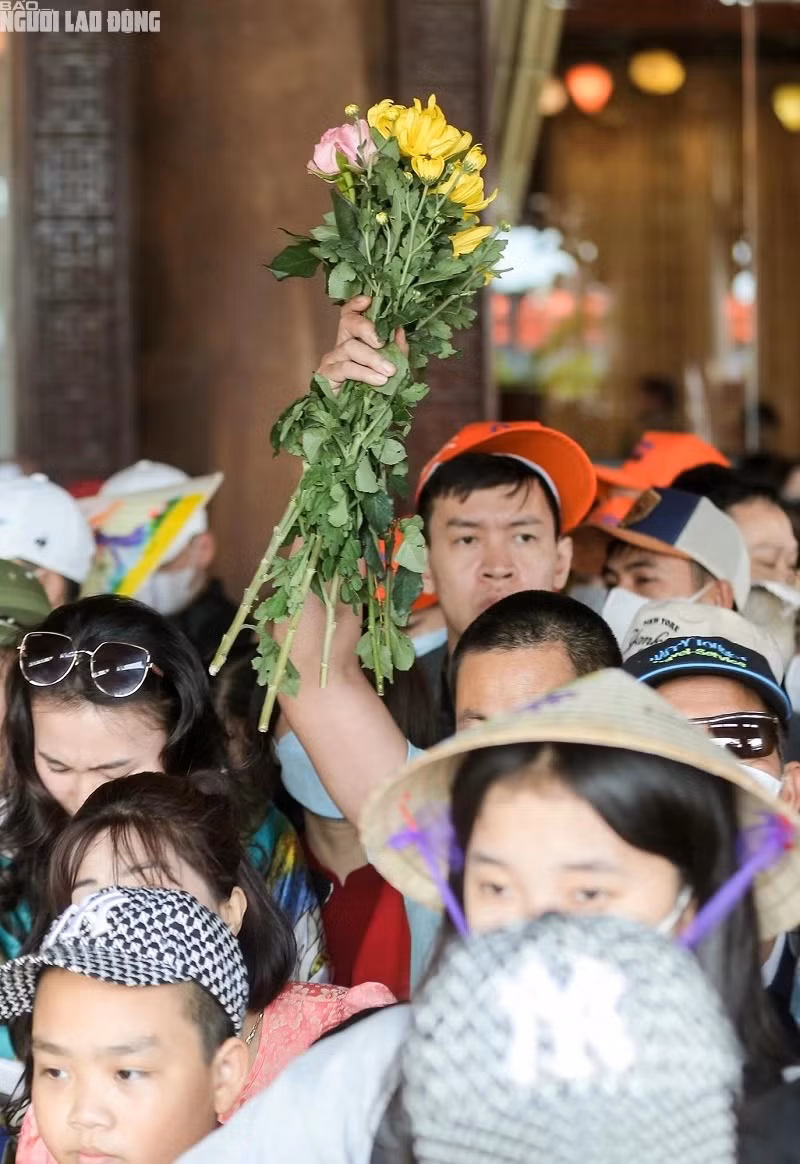 Đại diện Ban Quản lý chùa Tam Chúc cho biết từ mùng 3 đến mùng 7 Tết, mỗi ngày có khoảng một vạn du khách đến chùa. Riêng ngày 17/2, chùa dự kiến đón khoảng 2 vạn du khách.