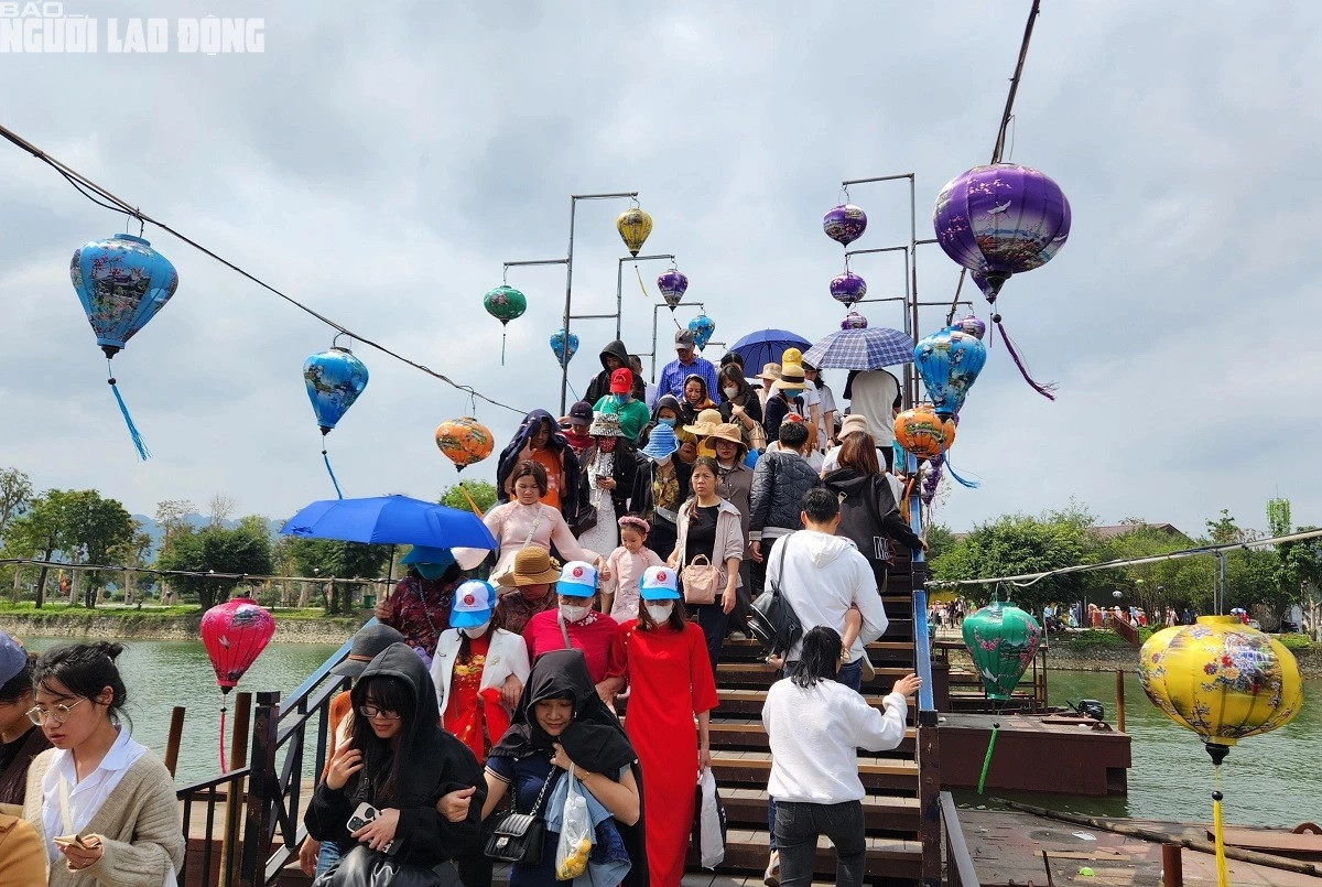 Những năm trước, những ngày đầu năm mới, Tam Chúc thường xuyên "vỡ trận" khi lượng du khác đổ về đây du xuân quá đông, xếp hàng dài nên thường xuyên xảy ra cảnh tắc đường, khách du lịch "rồng rắn" chờ mua vé, cảnh chen lấn, xô đẩy nhau lên thuyền… Tuy nhiên, năm nay những cảnh tượng trên đã không còn.