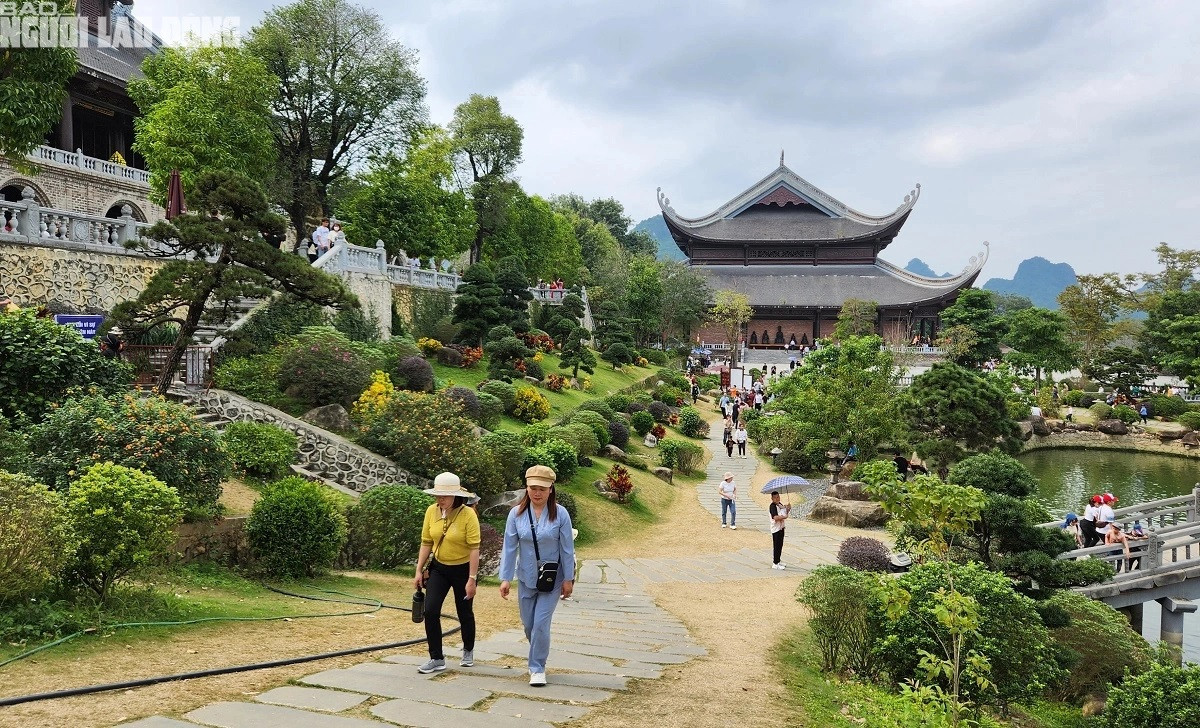 Khách du lịch thong dong trong ngôi chùa lớn nhất Việt Nam chiều 17/2.