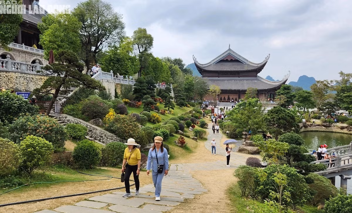 Khách du lịch thong dong trong ngôi chùa lớn nhất Việt Nam chiều 17/2.