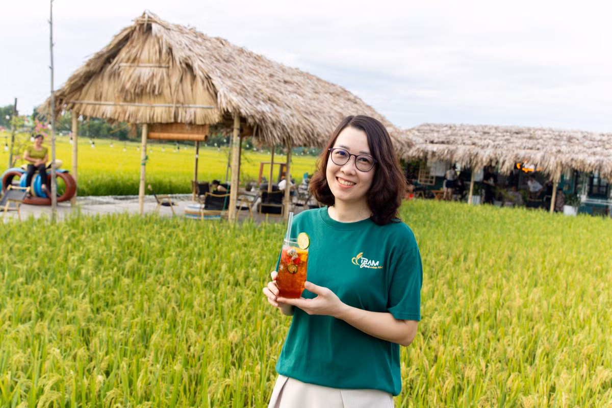 Chị Phạm Ngọc Trâm Anh (chủ quán) chia sẻ, một lần tình cờ cùng gia đình đạp xe qua đây, thấy cảnh hoàng hôn đẹp đã dừng lại để ngắm nhìn rất lâu. Sau đó trong đầu chị nảy ra ý tưởng mở một quán nước, như một trạm dừng chân cho mọi người đến vui chơi, hòa mình cùng thiên nhiên. "Từ khi lên ý tưởng đến khi hoàn thiện quán chỉ trong vòng 1 tháng, nhanh chóng được mọi người đến và ủng hộ", chị Trâm Anh nói.