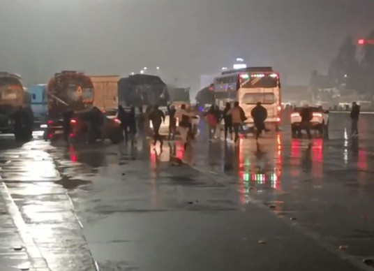 Video: Tài xế ô tô đâm nhân viên trạm thu phí rồi bỏ chạy Video: Tai xe o to dam nhan vien tram thu phi roi bo chay