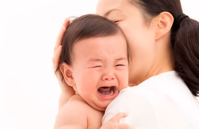 Ngoài ra, còn có câu nói khác là: “Con khóc, người âm khóc”. Giả thuyết này cho rằng tiếng khóc của đứa trẻ có thể là do có người hoặc ma ở thế giới ngầm gần đó, và tiếng khóc của đứa trẻ được dùng để thể hiện một loại thông tin nào đó hoặc tìm kiếm sự giúp đỡ. Trong trường hợp này, cha mẹ sẽ thực hiện một số biện pháp để bảo vệ sự an toàn cho con cái như thắp hương cầu phúc hay thực hiện các nghi lễ trừ ma.