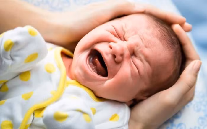 5. Tiếng trẻ con khóc ban đêm: Theo kinh nghiệm dân gian, khi trẻ đột nhiên khóc không ngừng ở nhà, đặc biệt là khóc rất dữ dội, người lớn tuổi có xu hướng cho rằng đây có thể là điềm xấu hoặc điều chẳng lành sắp xảy ra.