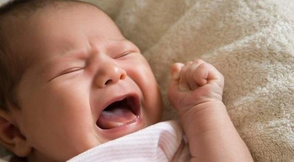 Dân gian có câu: “Con khóc, nhà mây”. Điều này có nghĩa là trẻ khóc có thể là do bầu không khí trong nhà không trong lành hoặc do ảnh hưởng xấu nào đó. Lúc này, cha mẹ hoặc người lớn tuổi sẽ nghĩ rằng cần phải thực hiện một số nghi lễ thanh tẩy hoặc trừ tà trong nhà để loại bỏ bầu không khí u ám.