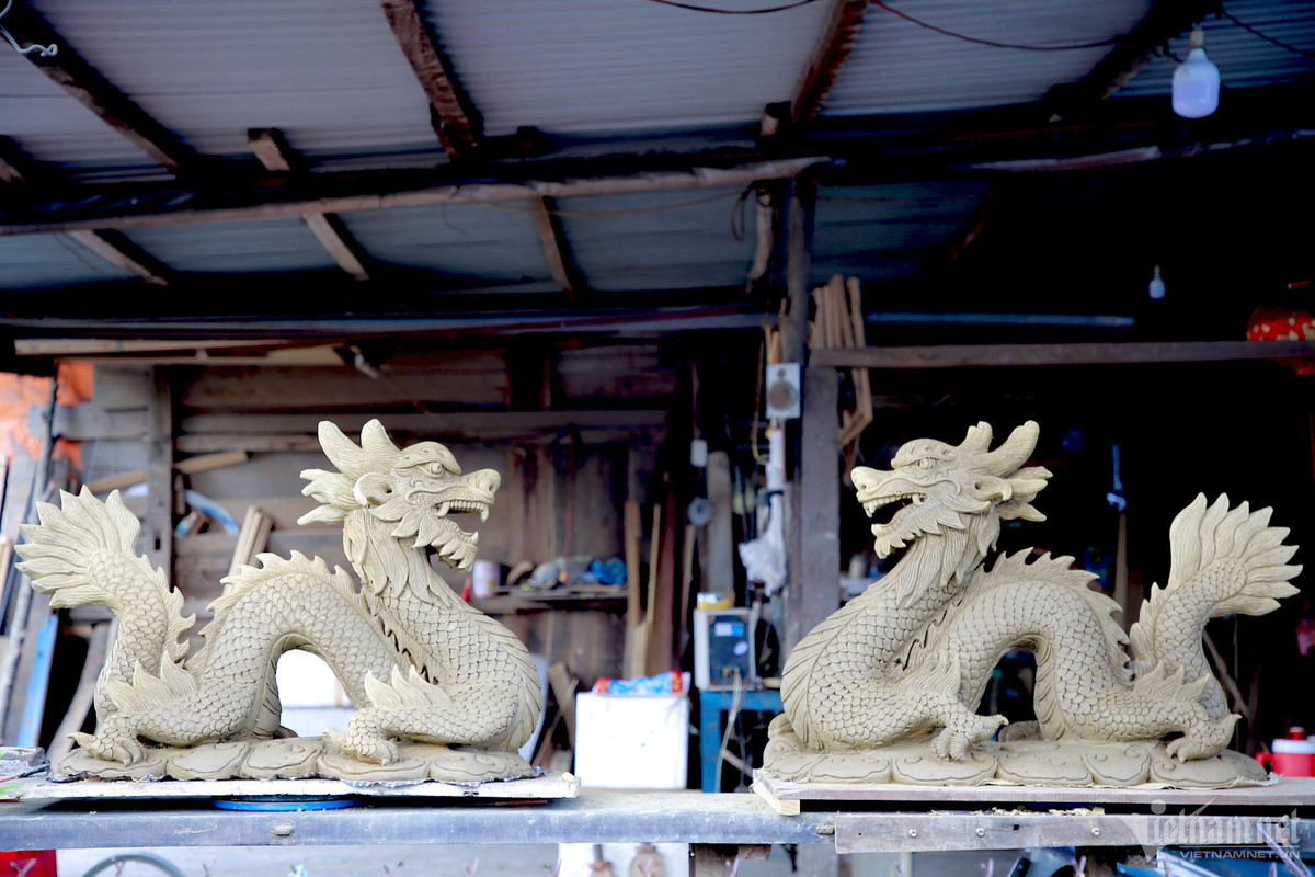 Cận cảnh linh vật rồng bằng gốm chào năm mới ở Hội An Can canh linh vat rong bang gom chao nam moi o Hoi An