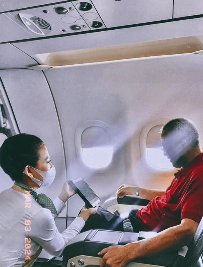 Nu tiep vien hang khong va buc anh dang gia chup cung cha