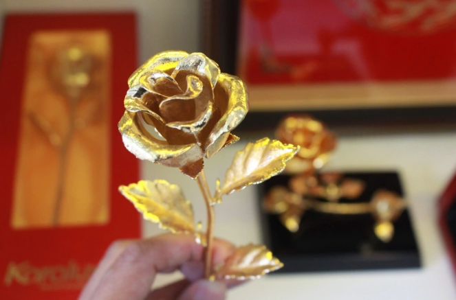 Hoa hong ma vang, qua tang 8/3 tung gay sot co het thoi?