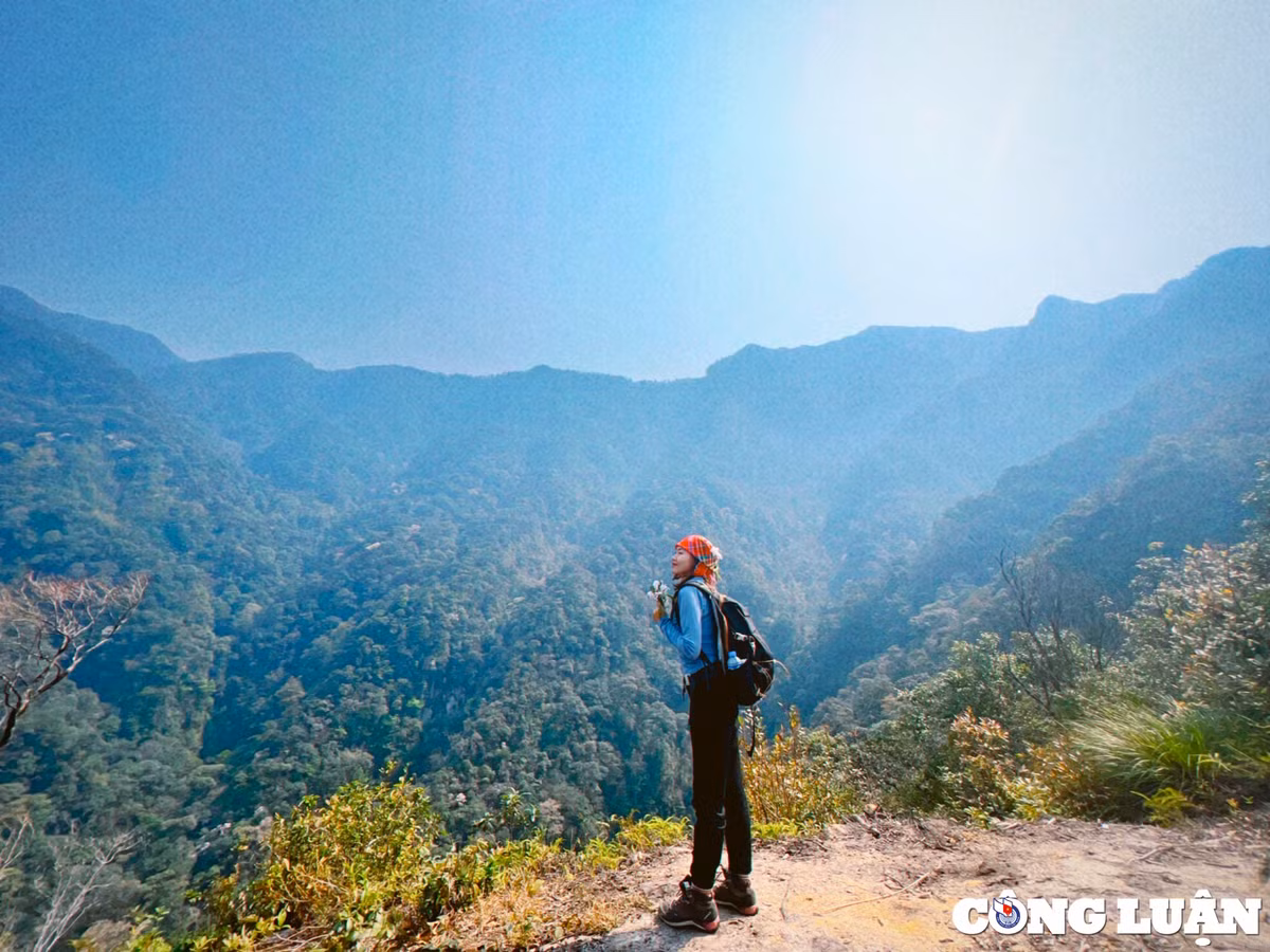 Đỉnh Sa Mu có độ khó được đánh giá 6/10 với nhiều dốc không gắt, nhưng lại khá dài. Du khách bắt đầu leo từ sáng sớm, nghỉ lại qua đêm ở lán rồi sáng hôm sau tiếp tục hành trình. Quãng đường từ lán đến đỉnh khoảng 1 km, địa hình dốc nên mất khoảng một tiếng để đến đích. Nếu xuất phát từ rạng sáng, khi đến đỉnh có thể ngắm được biển mây và đón bình minh.