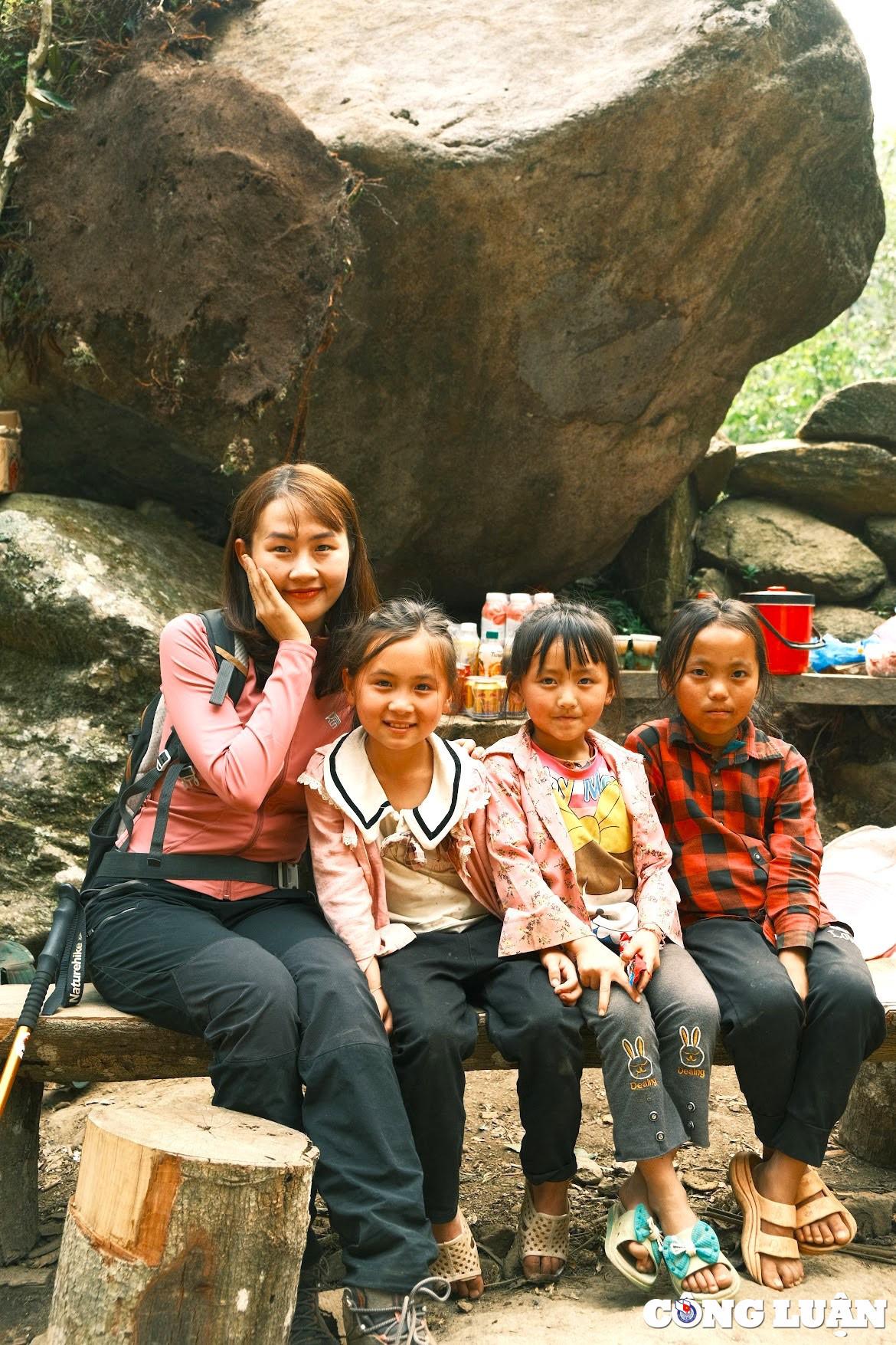 Chia sẻ với PV, bạn Lê My (Hà Nội) cho biết, leo núi sẽ có 2 dạng, một là về sẽ thề không không bao giờ dám leo nữa, hai là về sẽ "bị nghiện" lại muốn đi chinh phục tiếp ngay. Ngày đầu leo núi cô tưởng dốc lắm rồi nhưng không, ngày thứ 2 vừa mở mắt đã được thử thách bằng con dốc kéo dài mãi tới đỉnh, có đoạn mình bò bằng cả 2 tay. Đổi lại sự vất vả đó, Lê My được ngắm hoa đỗ quyên bung nở rực rỡ, được chiêm ngưỡng vẻ đẹp thiên nhiên hùng vỹ, được đắm mình trong không khí trong lành của núi rừng... Lê My cho biết cô đã bứt phá được giới hạn của bản thân mình.