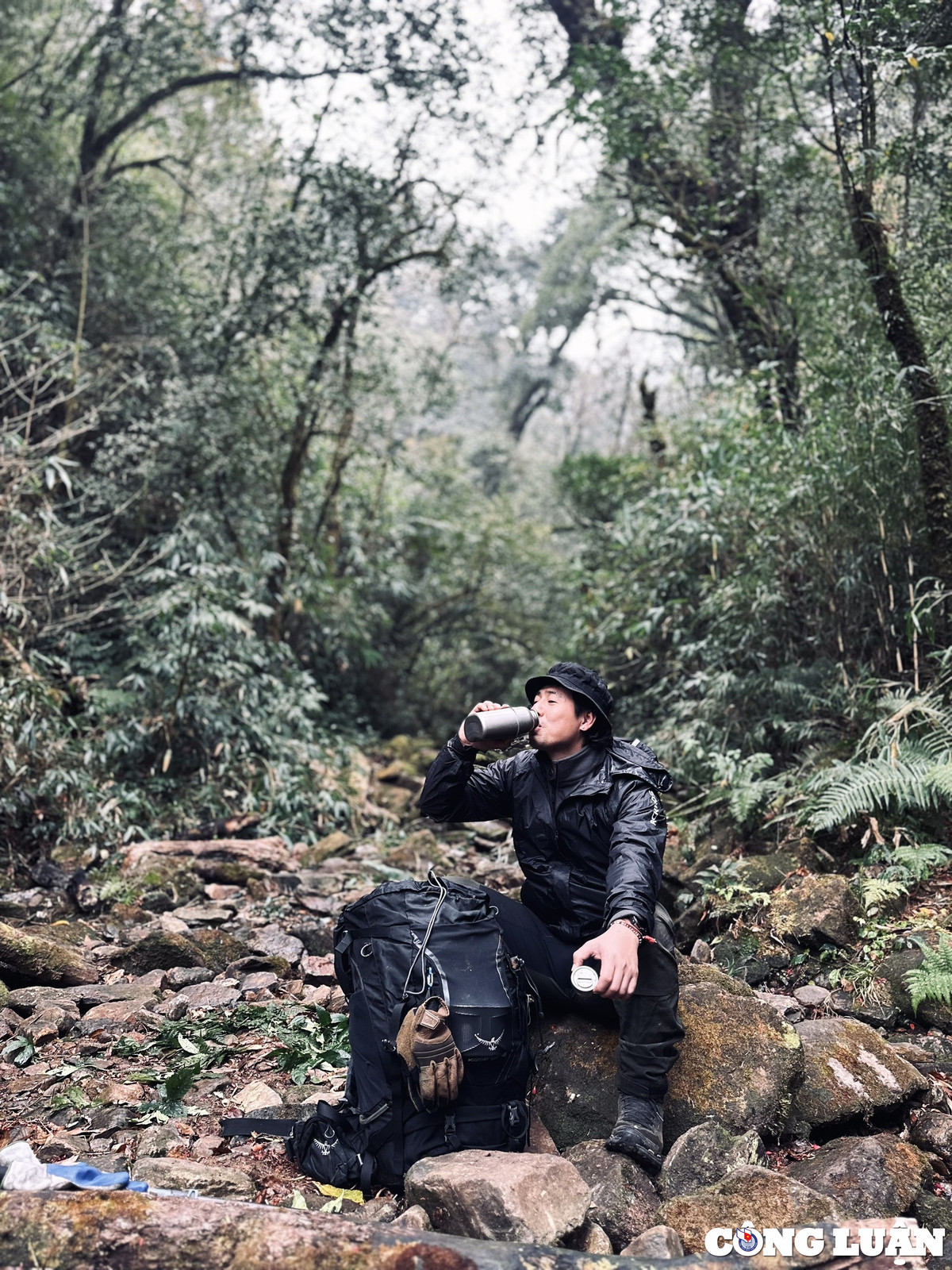 Đồ dùng cá nhân được du khách trang bị đầy đủ trước khi bước vào hành trình chinh phục đỉnh Sa Mu xã Tà Xùa, huyện Bắc Yên (Sơn La).