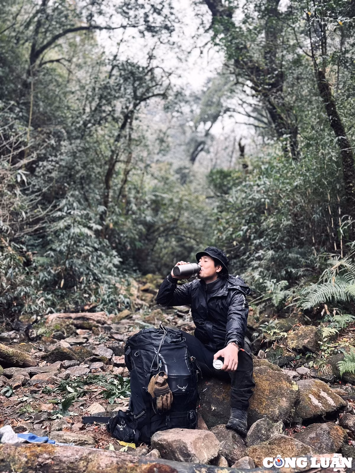 Đồ dùng cá nhân được du khách trang bị đầy đủ trước khi bước vào hành trình chinh phục đỉnh Sa Mu xã Tà Xùa, huyện Bắc Yên (Sơn La).