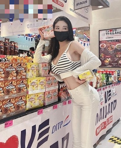 Những hình ảnh hot girl Krysstal, người Malaysia diện đồ tập, đồ nội y thể thao đi dạo phố, đi siêu thị mua sắm, ăn uống nhận được sự chú ý lớn.