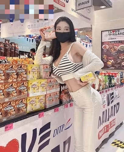 Những hình ảnh hot girl Krysstal, người Malaysia diện đồ tập, đồ nội y thể thao đi dạo phố, đi siêu thị mua sắm, ăn uống nhận được sự chú ý lớn.