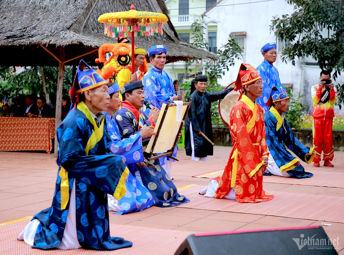Lễ vật được dâng lên, các bô lão trong làng thực hiện nghi thức cúng bái, tưởng nhớ công đức của các bậc tiền nhân đã khai phá tạo lập nên làng; đồng thời cầu quốc thái dân an.