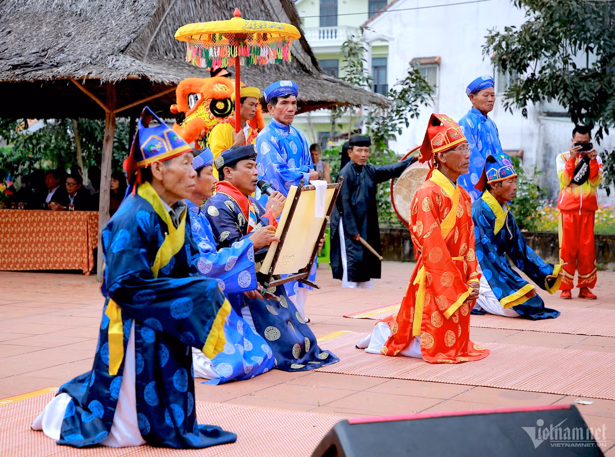 Lễ vật được dâng lên, các bô lão trong làng thực hiện nghi thức cúng bái, tưởng nhớ công đức của các bậc tiền nhân đã khai phá tạo lập nên làng; đồng thời cầu quốc thái dân an.