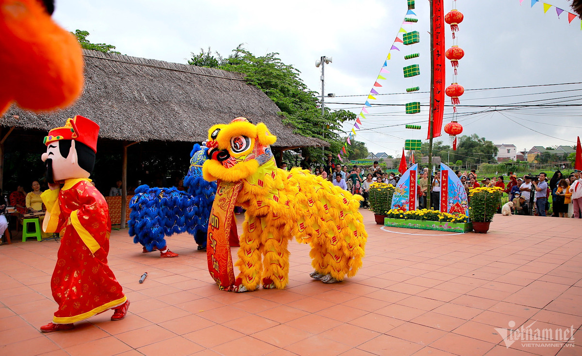 Chương trình diễn ra hai phần, phần lễ và phần hội. Phần lễ được thực hiện tại sân làng ngay sát làng rau.