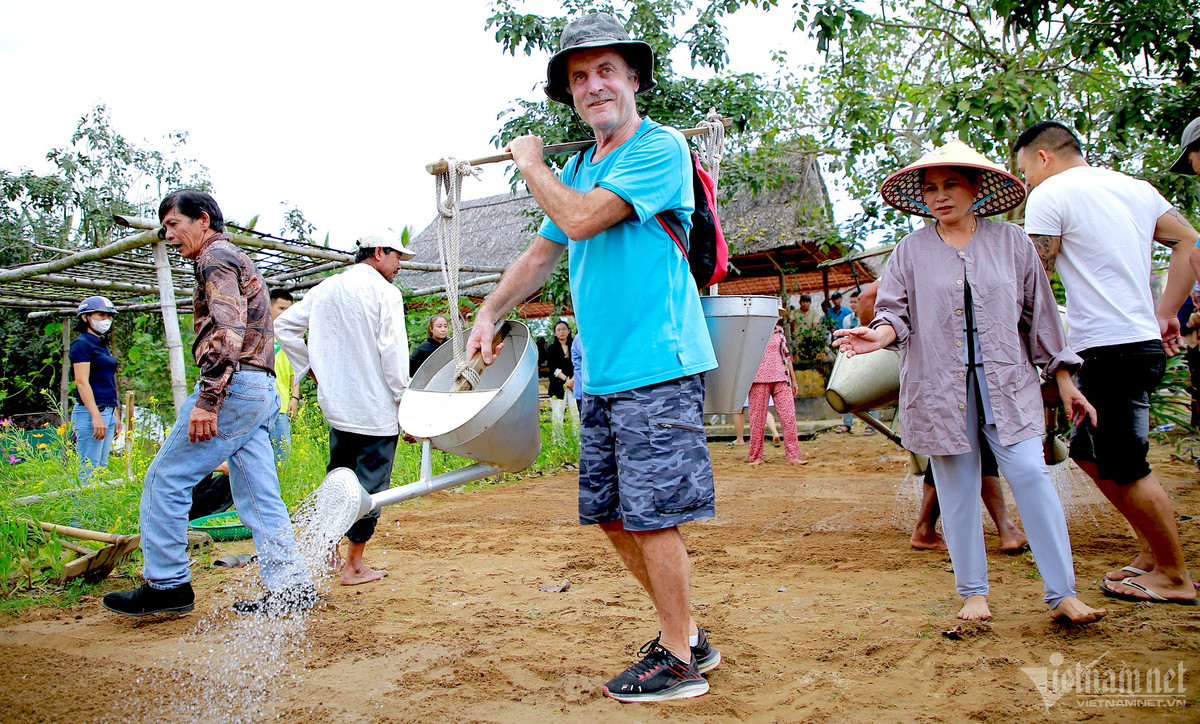 Tại lễ hội Cầu Bông năm nay, du khách được trải nghiệm vọc đất, cấy cải như một nông dân. Vợ chồng ông Colette Michel (du khách đến từ Pháp) ghé thăm làng rau Trà Quế đúng dịp diễn ra lễ hội. Ông cảm thấy thú vị khi được trải nghiệm thành nông dân thực thụ: “Đây là lần đầu tiên tôi và vợ đến Việt Nam. Tại làng rau trà quế, tôi rất vui khi được thực hiện các hoạt động của nông dân như: vọc đất, tưới nước…”.