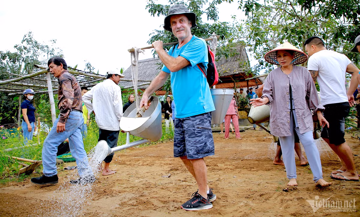 Tại lễ hội Cầu Bông năm nay, du khách được trải nghiệm vọc đất, cấy cải như một nông dân. Vợ chồng ông Colette Michel (du khách đến từ Pháp) ghé thăm làng rau Trà Quế đúng dịp diễn ra lễ hội. Ông cảm thấy thú vị khi được trải nghiệm thành nông dân thực thụ: “Đây là lần đầu tiên tôi và vợ đến Việt Nam. Tại làng rau trà quế, tôi rất vui khi được thực hiện các hoạt động của nông dân như: vọc đất, tưới nước…”.
