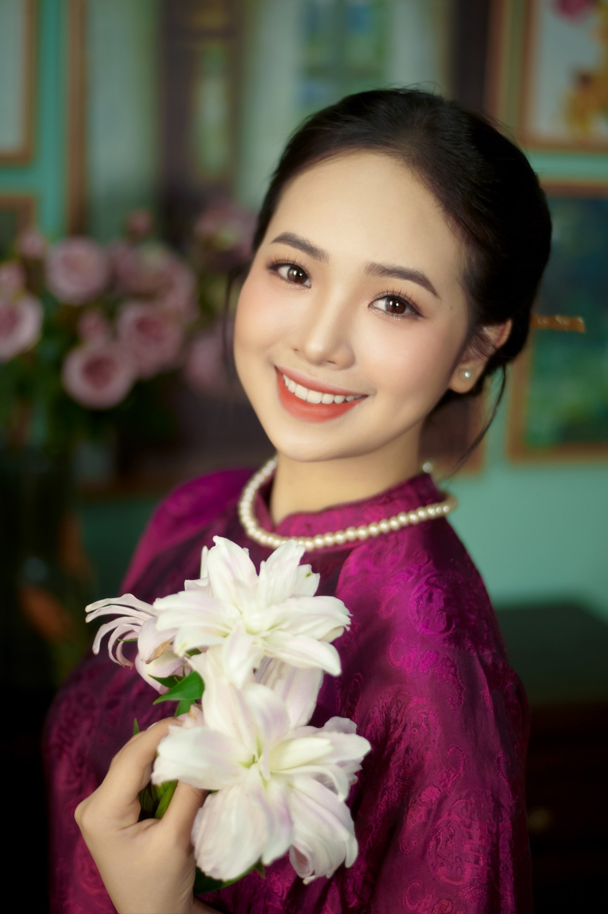 Sinh ra và lớn lên thuộc thế hệ Gen Z, tuy nhiên Mai Trà My (sinh năm 2003) lại ưa chuộng nét đẹp truyền thống, quay về với những giá trị xưa cũ. Lựa chọn chiếc áo dài truyền thống, cùng những hình ảnh rất thuần Việt làm cảm hứng cho bộ ảnh Tết lần này, Trà My mang đến vẻ đẹp vô cùng đoan trang và đằm thắm.