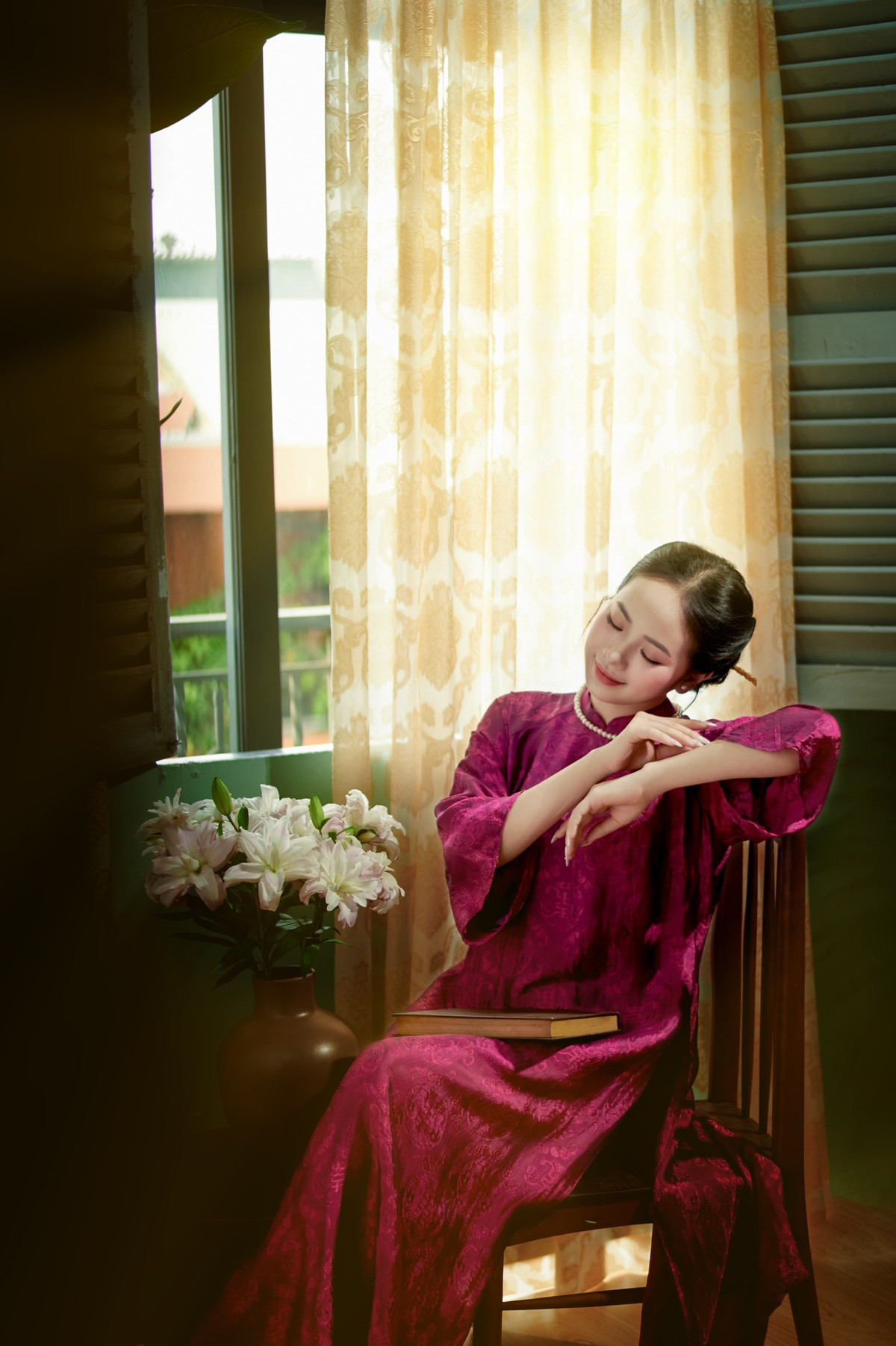 Trà My chia sẻ: “Một phần do gia đình chuyển vào Sài Gòn sinh sống gần hết, đồng thời bản thân mình cũng vướng công việc đến ngày 30 Tết mới có thể hoàn thành. Vậy nên, năm nay mình không thể về quê đón Tết. Tuy nhiên, khác với cái se lạnh của quê hương, Tết của Sài Gòn ấm áp và cũng rất bình yên. Cũng giống như mọi người, với mình, Tết là khoảng thời gian để mình nghỉ ngơi sau bao ngày làm việc, học tập, là khoảng thời gian mình dành cho gia đình, bạn bè. Và mình thấy rằng, Tết Sài Gòn không hề buồn như mọi người thường nghĩ”.