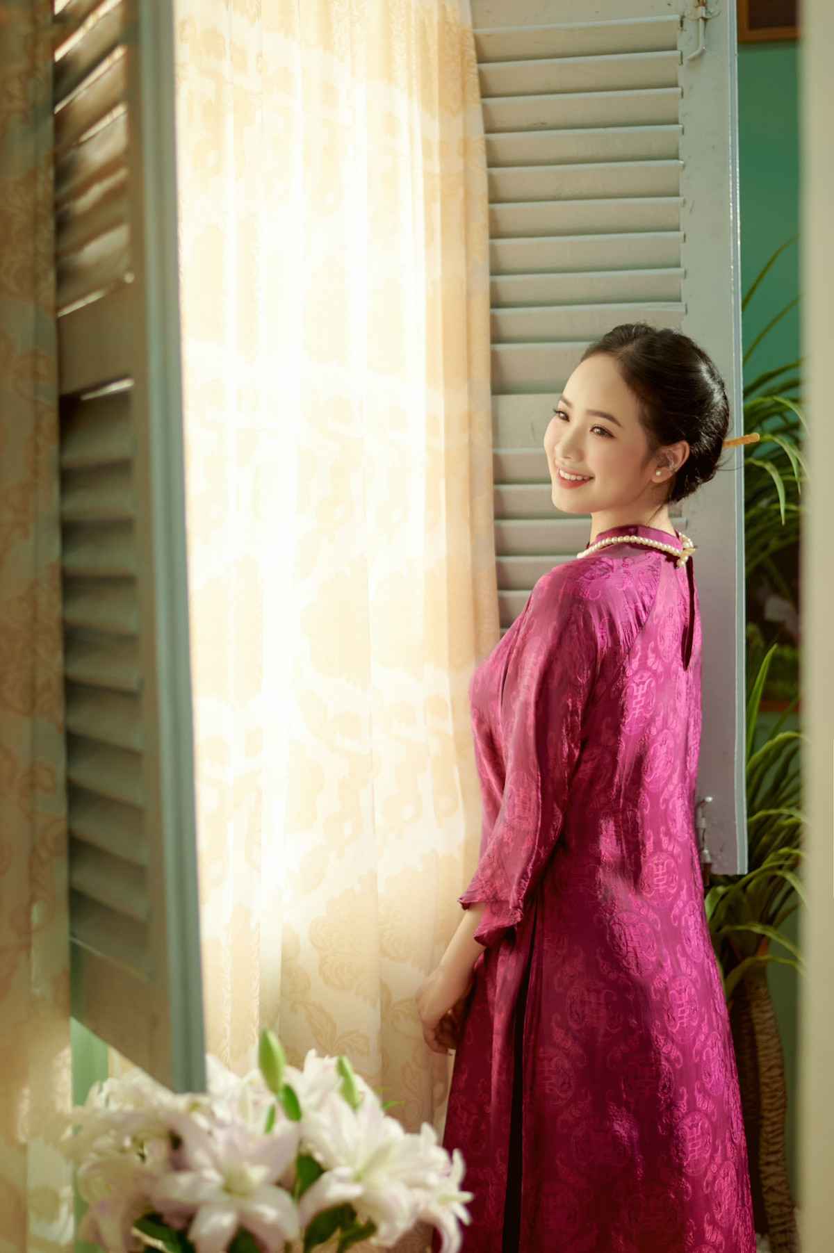 Trà My chia sẻ: “Có thể nói, áo dài là một trong ít trang phục mà khi mặc, mình cảm thấy tự tin nhất. Khác với những chiếc áo dài thường ngày, lần này mình đã lựa chọn áo dài suông, kết hợp cùng vòng ngọc, mái đôi, búi thấp – những hình ảnh quen thuộc của người con gái Việt xưa. Bên cạnh đó là hình ảnh hoa ly – loài hoa thường thấy vào mỗi dịp Tết. Đó đều là những hình ảnh quen thuộc mà mình muốn đem đến với mọi người, những hình ảnh truyền thống nhất”.