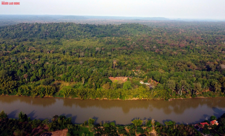 Vườn quốc gia Cát Tiên với diện tích 71.187,9ha, nằm trên địa bàn 3 tỉnh Đồng Nai, Lâm Đồng và Bình Phước. Nơi đây được công nhận là Khu Dự trữ sinh quyển thế giới, Khu Ramsar quốc tế và Khu di tích quốc gia đặc biệt. Nơi đây hiện có khoảng 1.730 loài động vật và 1.655 loài thực vật.